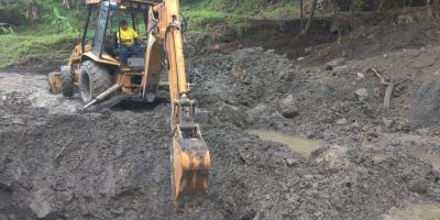 Limpian puentes en Alta Verapaz para prevenir inundaciones y proteger el paso