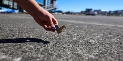 En esta caminata de sensibilización participan todas las empresas de apoyo terrestre, aerolíneas y unidades operativas del AILA, reafirmando que la prevención del FOD es una responsabilidad compartida. El principal objetivo es concientizar al personal aeroportuario sobre la importancia de mantener las plataformas libres de FOD, ya que esto impacta directamente en la seguridad de las operaciones aéreas.