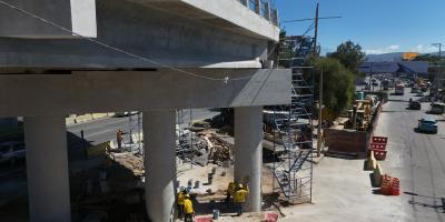 Obra del paso a desnivel en Calzada Roosevelt continúa: resta un 14 % de avance físico