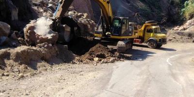 Retomamos los trabajos de limpieza por derrumbe en la ruta Palín–Santa María de Jesús 