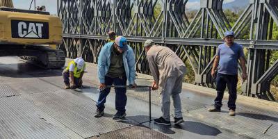 Priorizamos el paso vehicular  con la reparación de planchas sobre el puente Santiago