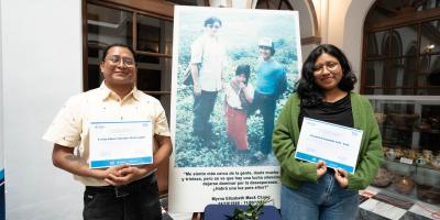 Estudiantes de antropología de la USAC) que recibieron este día la Beca Myrna Mack.