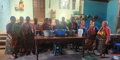 Capacitan a familias de Zunil en productos artesanales y alimentación sana