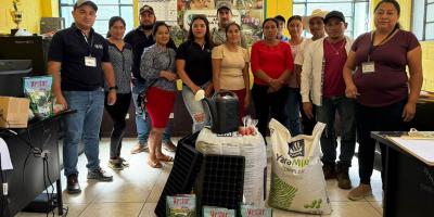 Entregan insumos para la producción de pilones en Zacapa