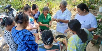 Mujeres rurales de Las Cruces transforman la tusa en emprendimiento