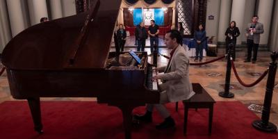 Melodías que encantan: ensayo abierto de Jr. Medina. 