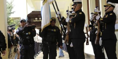 Rinden homenaje a héroe policial que cumplió su misión de servir a la nación