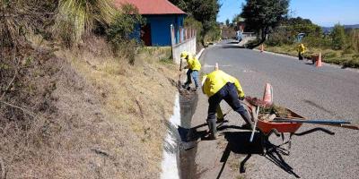 Realizan limpieza en cunetas para prevenir inundaciones y mejorar el paso en San Marcos