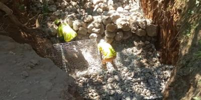 Construyen un muro que protege caminos y comunidades en la RN-10