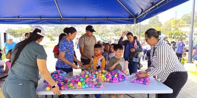 Colorido concurso de disfraces