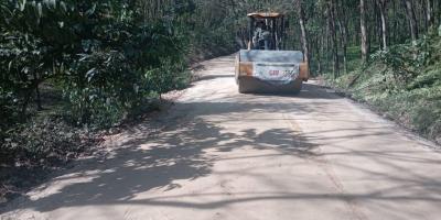 Mejoran ruta de terracería en beneficio de vecinos de la aldea Nueva Esperanza en Suchitepéquez