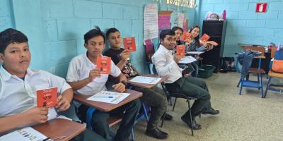 Estudiantes reciben clase magistral en Livinsgton