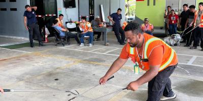 Durante la capacitación también se abordan protocolos de actuación ante situaciones reales que pueden presentarse debido a las características naturales del aeropuerto