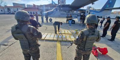 Fuerza Aérea Guatemalteca traslada armamento incautado hacia la ciudad capital.