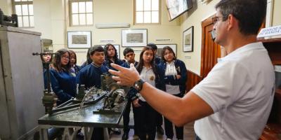 Estudiantes del Liceo Mercantil conocen el monitoreo sísmico en “El Búnker” del INSIVUMEH