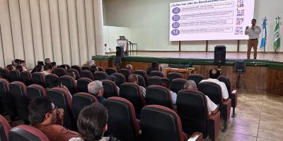 Docente ofrece conferencia de tecnología agrícola e impulsa modernización educativa