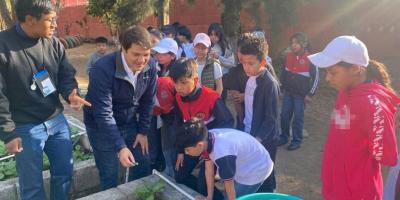 En el huerto escolar los estudiantes aprenden del campo a la mesa 