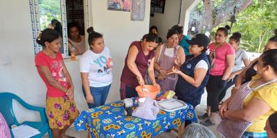 Fomentan la economía familiar mediante la elaboración de productos locales