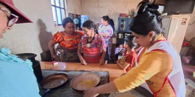 Imparten técnicas de procesamiento de frutos a comunitarias de Cantel 