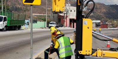 Refuerzan la seguridad vial en la CA-9 Norte con nuevas defensas metálicas