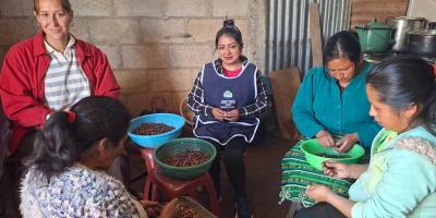 Mujeres de Cantel transforman el cacao en oportunidades de negocio
