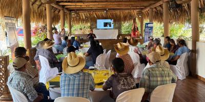 Productores ganaderos de Santa Rosa se actualizan acerca de Gusano Barrenador y rabia bovina