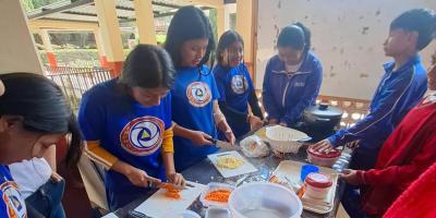 Capacitan a jóvenes quezaltecos en la preparación de recetas nutritivas con insumos de huerto