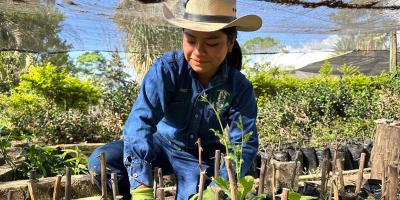 Estudiantes de la ENCA optimizan sus conocimientos técnicos en floricultura 