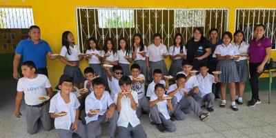 Estudiantes se alimentan mejor con lo que cultivan