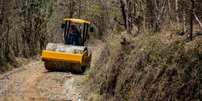 Mejoran caminos rurales en Salamá y abren paso a la economía local