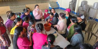 Instruyen a grupos CADER en la elaboración de insumos de higiene