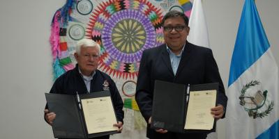 Edgar Umaña, representante de Fundación Kinal, y Carlos Mendoza, secretario de Planificación, fueron los encargados de oficializar el acuerdo. 