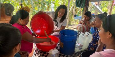 Mujeres aprenden a elaborar jabón libre de químicos