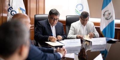 La firma del convenio se realizó en la sede del Instituto Nacional de Electrificación. 