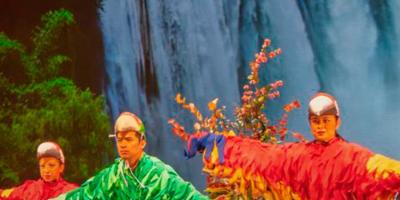 Cientos de estudiantes disfrutaron la obra «Últimos latidos, voces de Guatemaya» del Ballet Moderno y Folklórico