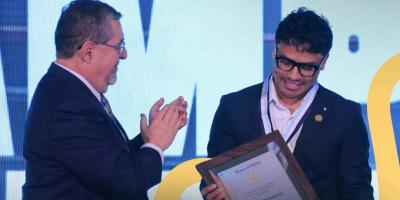 El boxeador petenero Lester Martínez fue reconocido con la Orden Presidencial