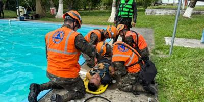 Soldados guatemaltecos se entrenan en rescate fluvial.