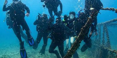 Personal militar se capacita en técnicas básicas de buceo.