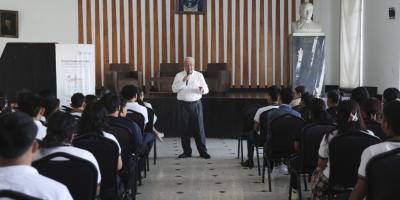 El Premio Nacional de Literatura 2025, Adolfo Méndez Vides conversó con alumnos de cuarto y quinto bachillerato