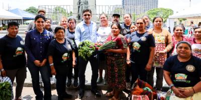 Plaza Barrios se llena de color y sabor con el regreso de la Feria del Agricultor