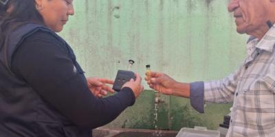 Técnicos en salud rural realizan los monitoreos sobre calidad del agua.