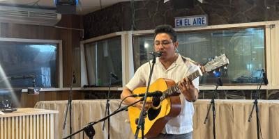 Pedro Boche presenta su música bohemia en “En contacto con Carlitos de Triana”