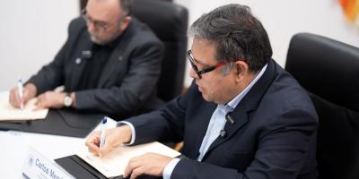La firma del convenio estuvo a cargo de Julio López, representante de CATIE, y de Carlos Mendoza, secretario de Planificación. 