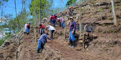 Entregan semillas y brindan asistencia técnica para establecer huerto comunal