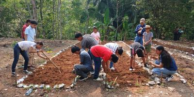 Estudiantes aprenden de agricultura sostenible y huertos escolares