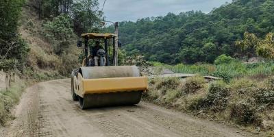 Mejoran camino que mueve la producción y conecta comunidades de Aguacatán