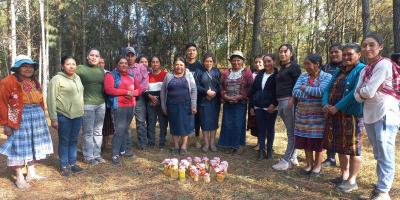Familias de Ixchiguán fortalecen su economía al transformar productos locales