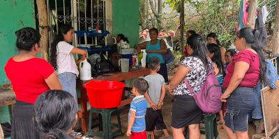 Instruyen a mujeres de Retalhuleu en la producción de insumos para el hogar