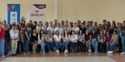 Equipos de SEGEPLAN en territorio y autoridades que participaron en un encuentro para el fortalecimiento de capacidades.