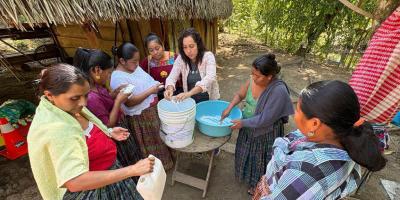Mujeres de San Luis aprenden a elaborar jabón líquido